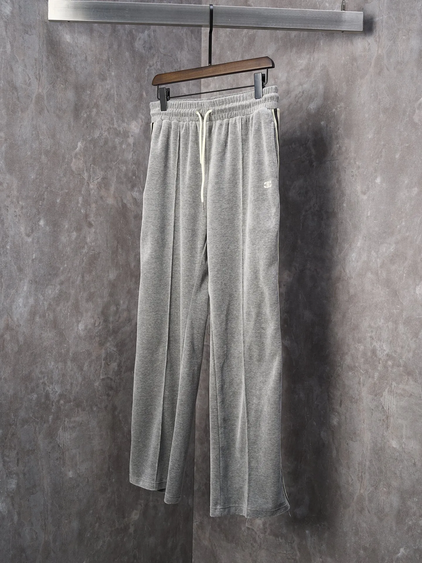 [Real auction] Celine/Celine gray fog velvet Arc de Triomphe embroidered straight trousers suit [In Stock] S M L XL custom-made Yunrou twin velvet matt cotton sateen, delicate and smooth, as close to the skin as a cloud wrap, with high-end gray as the main tone, low-key and full of connotation. The iconic CELINE Arc de Triomphe embroidery awakens on the gray fog velvet, fully recognizable, and the contrasting ribbons on both sides are sublimated to lift the tension of color. The visual impact between movement and stillness The lazy lines of the straight draped version are strong and soft. When taken apart, it is a style item. When worn together, it is an aura shirt. The suit is worry-free to wear. It adopts imported machine embroidery technology and uses advanced computer control system and precision mechanical components to realize the Arc de Triomphe embroidery operation. High precision. The lines are smooth and delicate. The fabrics have been washed and have a better hand feel. Not easy to deform, not easy to shrink, not easy to fade. Maintain long-term beauty and fit.